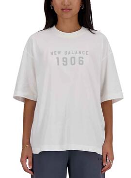 Camiseta New Balance Collegiate Branca para Mulher.