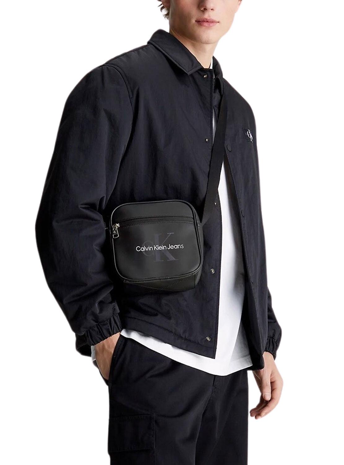 Bolsa Transversal Calvin Klein Monograma preta para Homem.