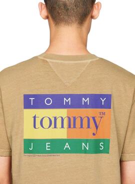 Camiseta Tommy Jeans Summer Flag em tom tostado para homem.