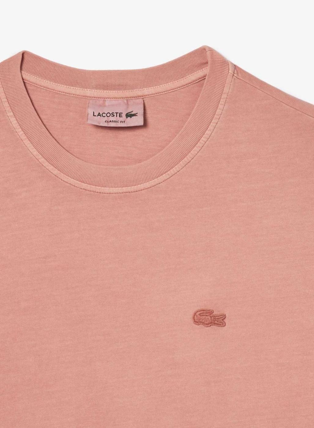 Camisa Lacoste tingida de rosa para mulher e homem.