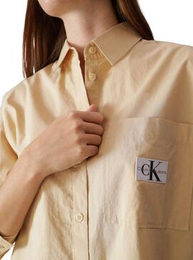 Camisa Calvin Klein Tecido Label Camel Mulher