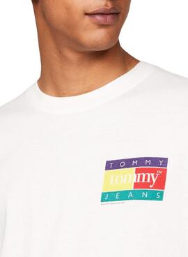 Camiseta Tommy Jeans Color Flag branca para homem.