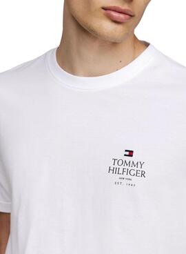 Camiseta Tommy Hilfiger Stack branca para homem.