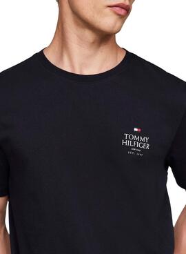 Camiseta Tommy Hilfiger Stack marinho para homem.