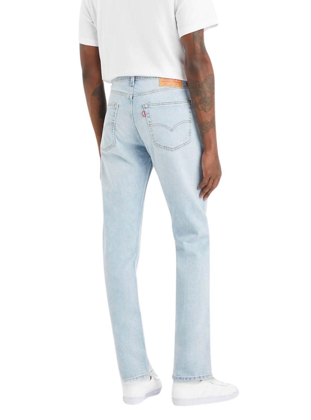 Jeans Levis 515 em denim claro para homem.