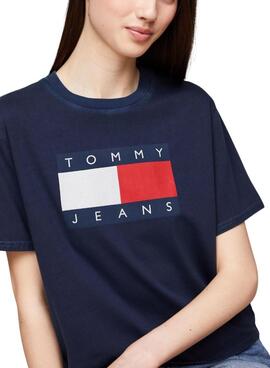 Camiseta Tommy Jeans Flag azul marinho para mulheres.