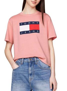 Camiseta Tommy Jeans Flag rosa para mulher.