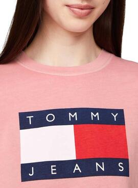 Camiseta Tommy Jeans Flag rosa para mulher.