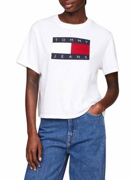 Camiseta Tommy Jeans Flag branca para mulher.