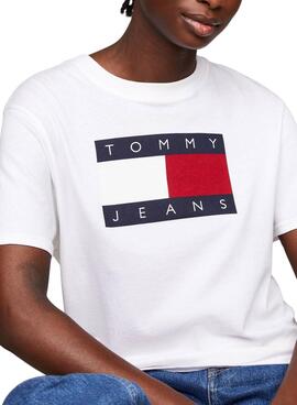 Camiseta Tommy Jeans Flag branca para mulher.