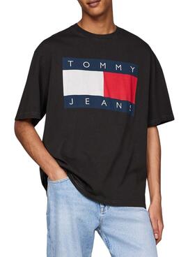 Camiseta Tommy Jeans Big Flag preta para homem.