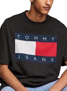 Camiseta Tommy Jeans Big Flag preta para homem.