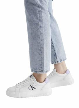 Tenis Calvin Klein Jeans Chunky cupsole branco e lilás para mulher.