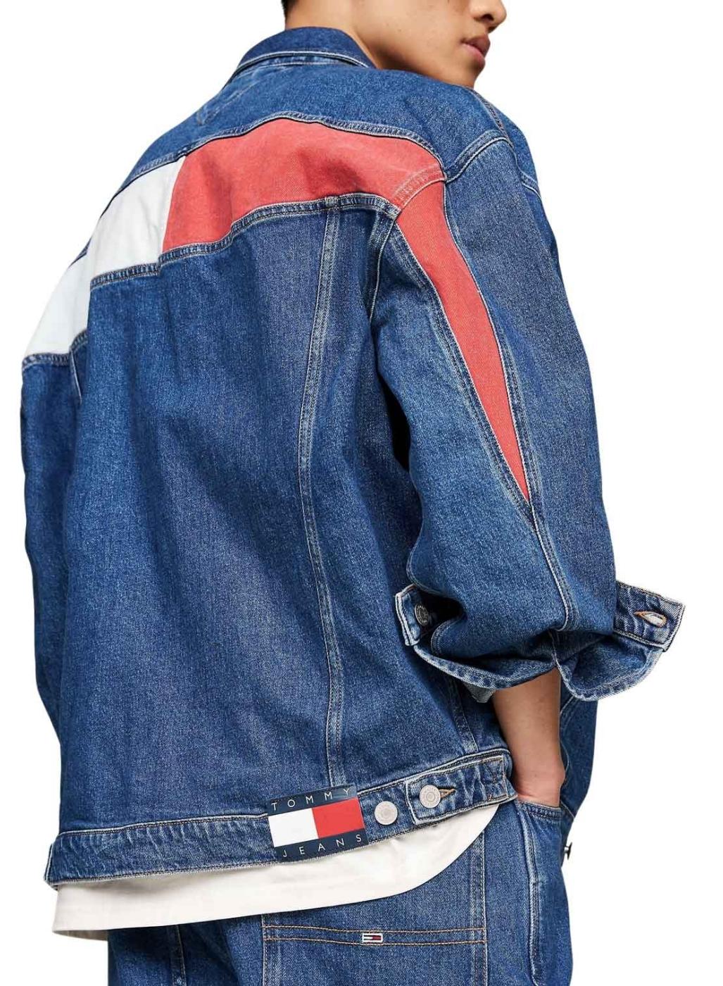 Jaqueta trucker Tommy Jeans Aiden Oversize azul denim para homem.