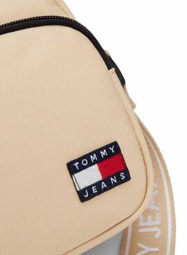 Bolsa Tommy Jeans Essential Daily Crossover bege para mulher.