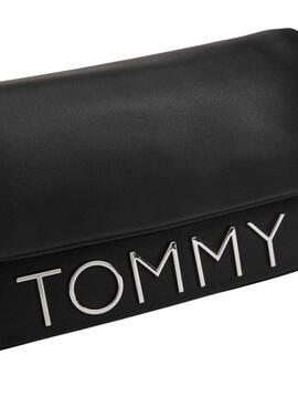 Bolsa Tommy Hilfiger Bold Elongated Flap preta para mulher.