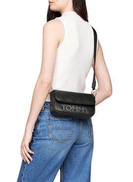 Bolsa Tommy Hilfiger Bold Elongated Flap preta para mulher.