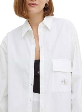 Camisa Calvin Klein Jeans Utility branca para mulher.