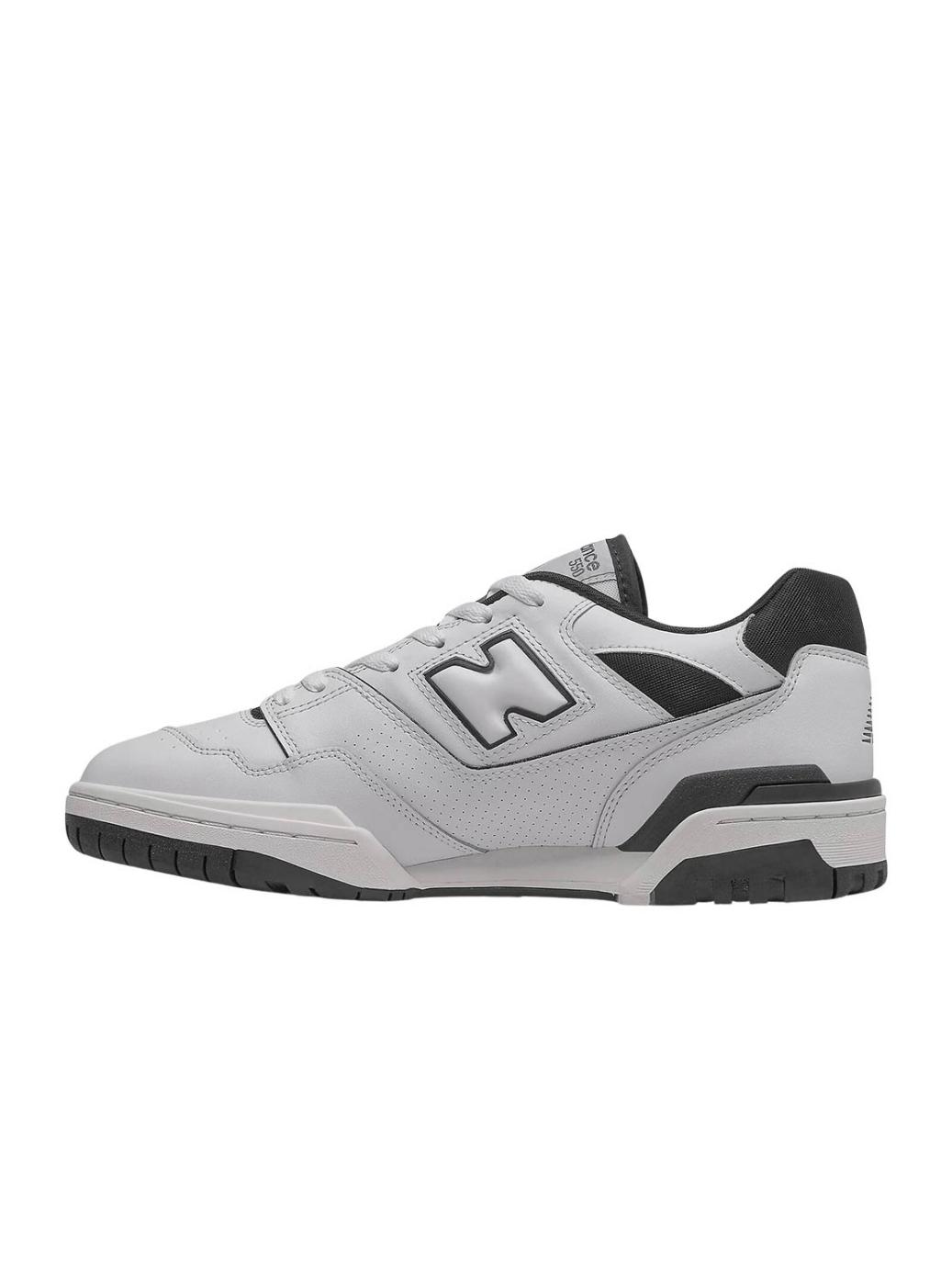 Sapatilhas New Balance 550 brancas e pretas para homem.