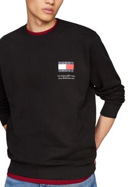 Moletom Tommy Jeans Flag Crew preto para homem.