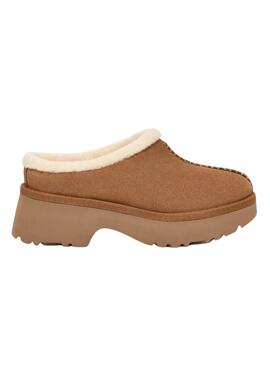 Tamancos UGG New Heights em camelo para mulheres