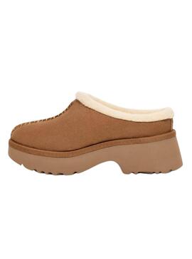 Tamancos UGG New Heights em camelo para mulheres