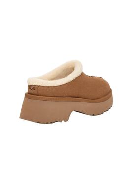 Tamancos UGG New Heights em camelo para mulheres