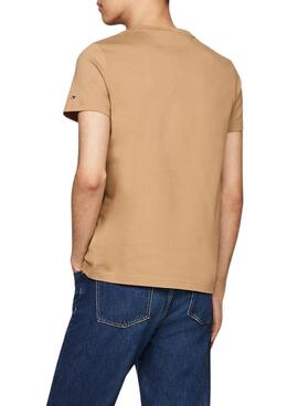 Camiseta Tommy Hilfiger básica em tom tostado para homem