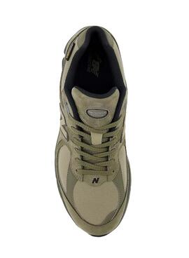 Sapatilhas New Balance 2002R verde para homem.