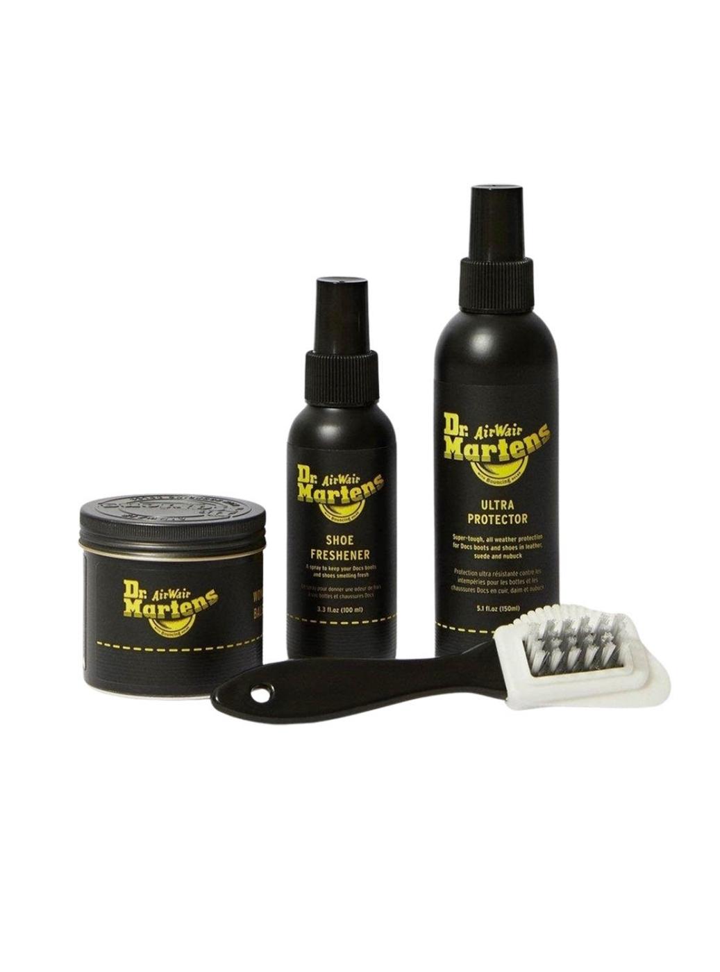 Kit de cuidados para calçados Dr. Martens na cor preta.