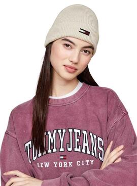 Touca Tommy Jeans Flag alongada em bege para mulher.