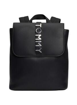 Mochila Tommy Jeans City Bold preta para mulher.