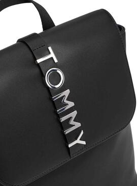 Mochila Tommy Jeans City Bold preta para mulher.