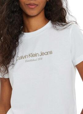 Camiseta Calvin Klein Jeans Baby tee branca para mulher