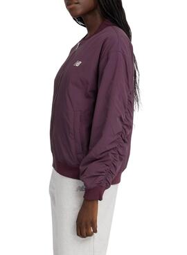 Jaqueta Bomber New Balance Graphic Woven Roxa para mulher