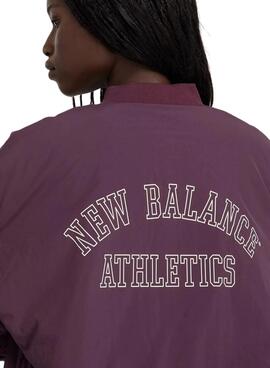 Jaqueta Bomber New Balance Graphic Woven Roxa para mulher