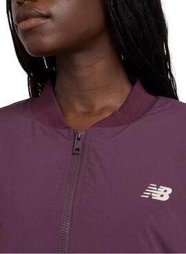 Jaqueta Bomber New Balance Graphic Woven Roxa para mulher