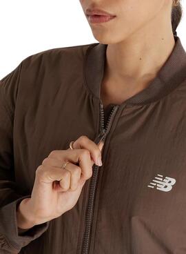 Jaqueta Bomber New Balance Graphic Woven marrom para mulher