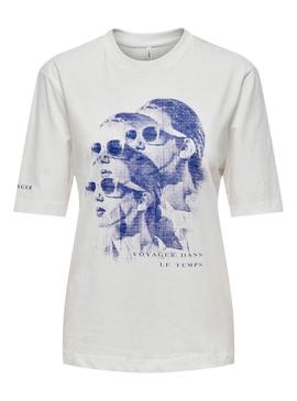 Camiseta Only Carol Art branca e azul para mulher.