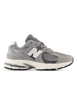 Tênis New Balance 2002 cinza para menina e menino.