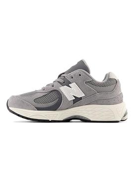 Tênis New Balance 2002 cinza para menina e menino.