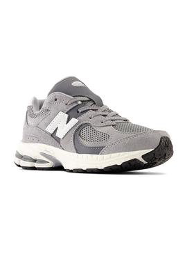 Tênis New Balance 2002 cinza para menina e menino.