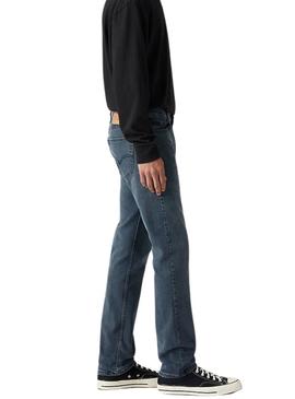 Calça jeans Levis 511 em denim médio para homem