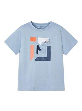 Camiseta Mayoral estampada em azul pérola para menino.