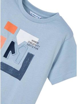Camiseta Mayoral estampada em azul pérola para menino.