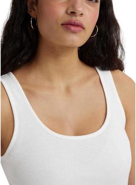 Camiseta Levis Essential branca de rib para mulher.