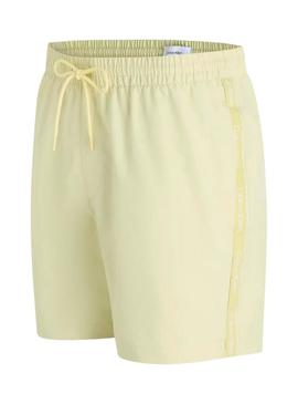 Calção amarelo com logo da Calvin Klein para homem.