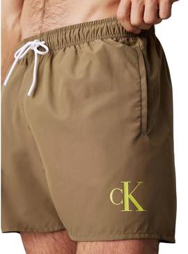 Calção Calvin Klein Monograma verde para homens.