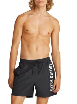Fato de banho Calvin Klein preta com logo na frente para homem.