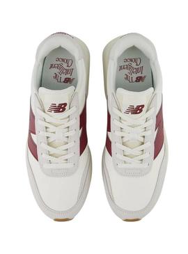 Sapatilhas New Balance U370 branco e grená para mulher e homem.